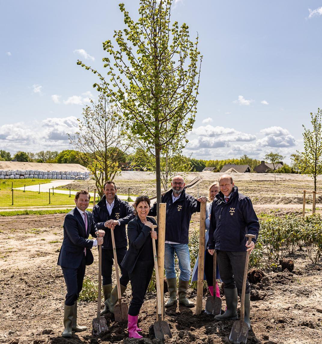 Burgemeester en wethouders hebben een boom geplant voor het groene woningbouwproject Vlietvoorde in Leidschendam