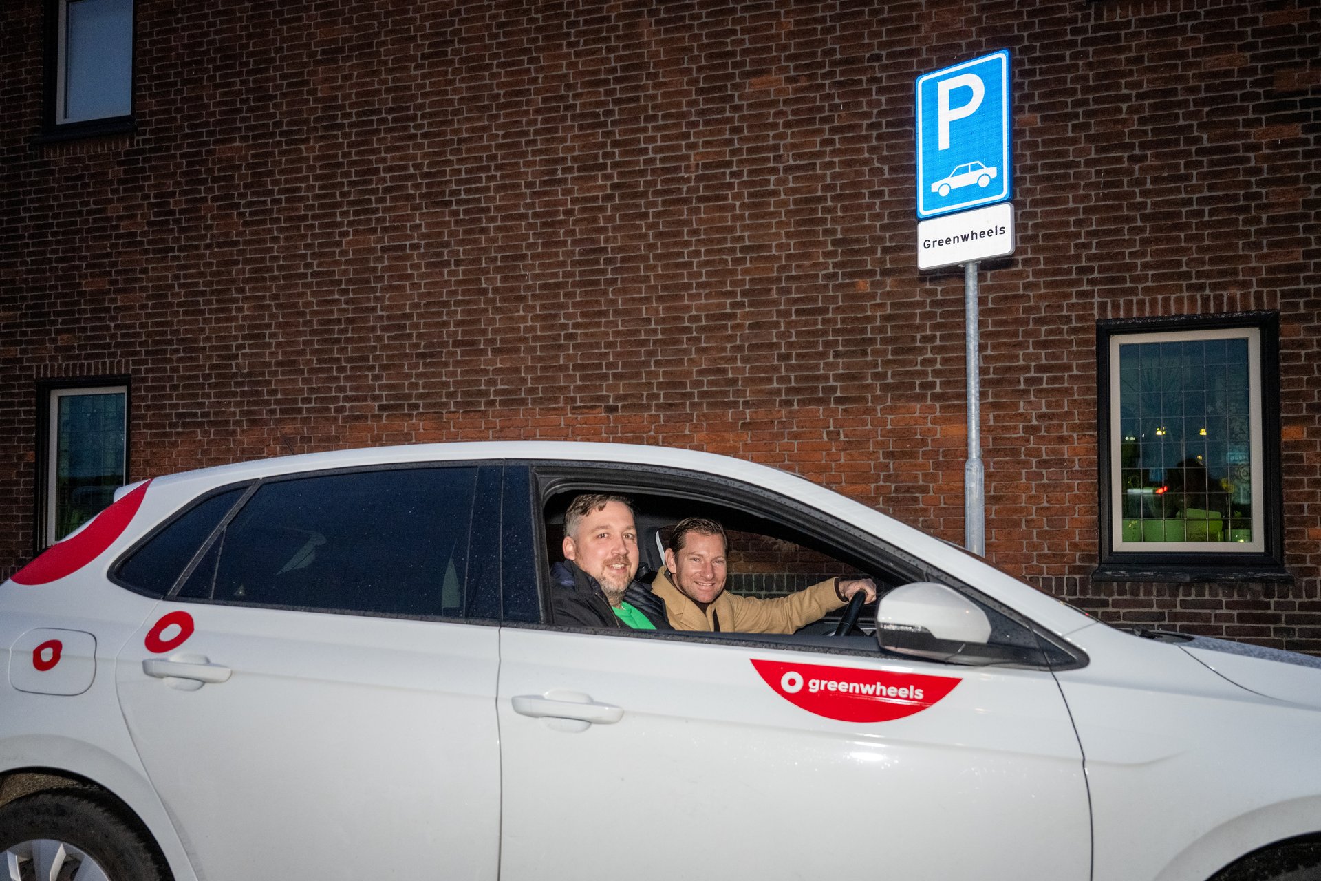 Nieuwe deelautoplek van Greenwheels aan de Overburgkade in Voorburg wordt in gebruik genomen