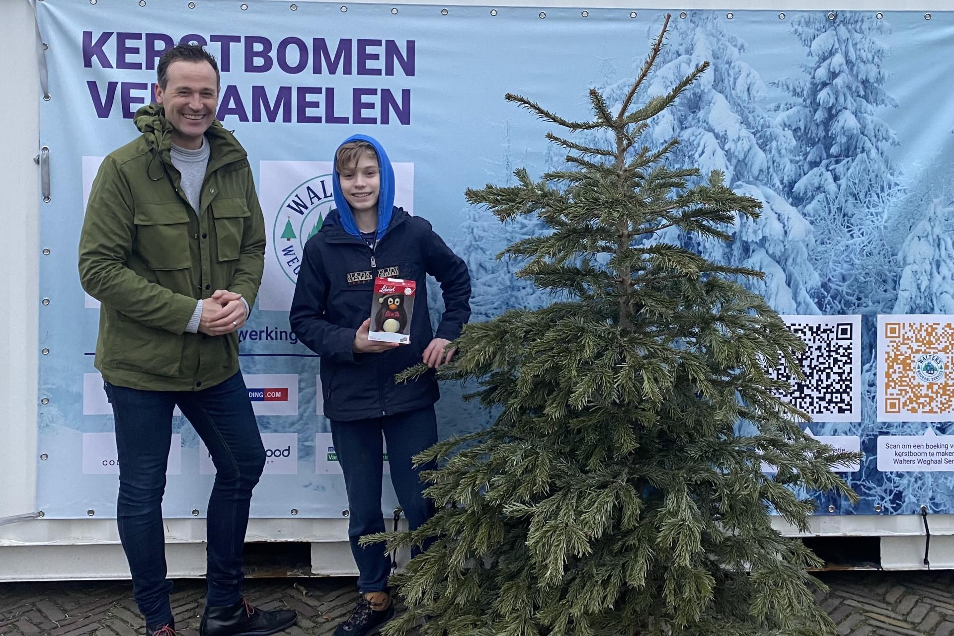 Wethouder Marcel Belt brengt een bezoek aan de 12 jarige Walter Dop die in Voorburg kerstbomen inzamelt voor het goede doel.