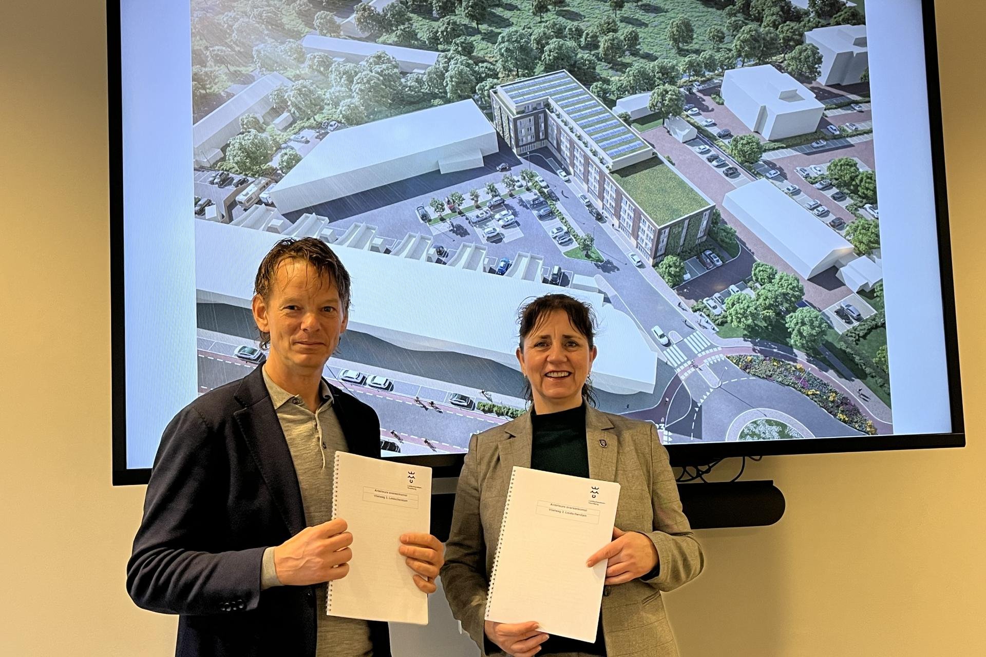 Wethouder Bianca Bremer en Ernest van der Meijde ondertekenden de Anterieure Overeenkomst voor de ontwikkeling van Vlietweg 3